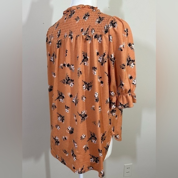 Melloday sz sm top in a pumpkin color with a floral print. Ruching front & back - Picture 10 of 16